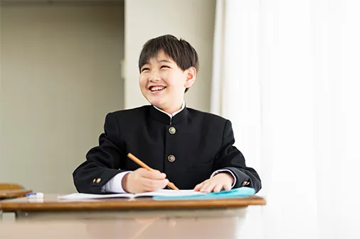 勉強している男子学生